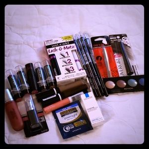 Sunday SALE Day! Large Make-Up Lot! ALL NEW ITEMS!
